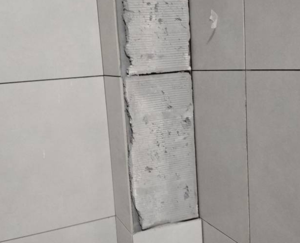 芒康瓷砖空鼓维修公司分享下瓷砖施工前基层浇水润湿程度不足，可能导致以下问题